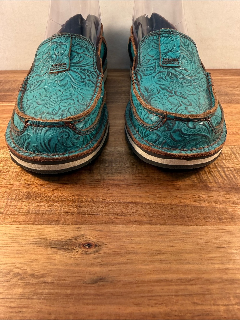 Ariat Brushed Turquoise Embossed Leather Floral Cruiser Slip-on Shoes Sz 7 NWOT - Picture 3 of 11